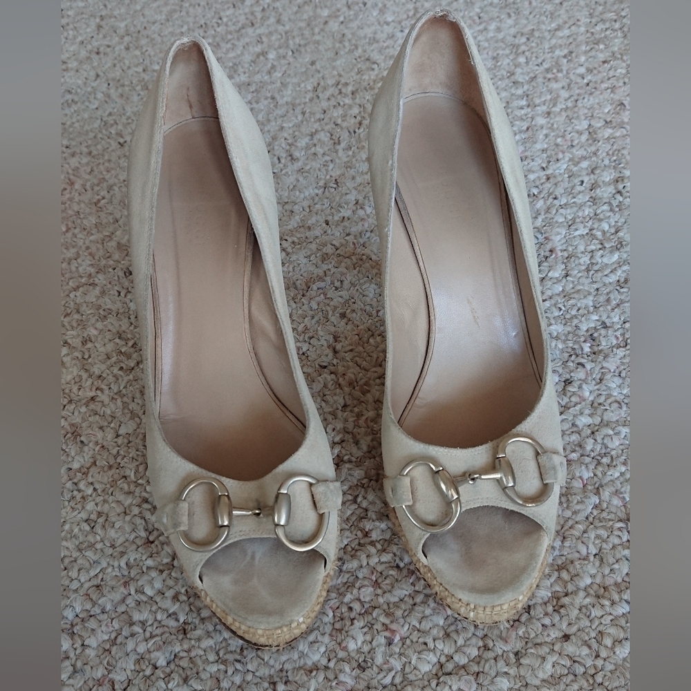 Gucci Desert Sand color suede Leather Horsebit Peep Toe Pumps Size 9 / 9.5B